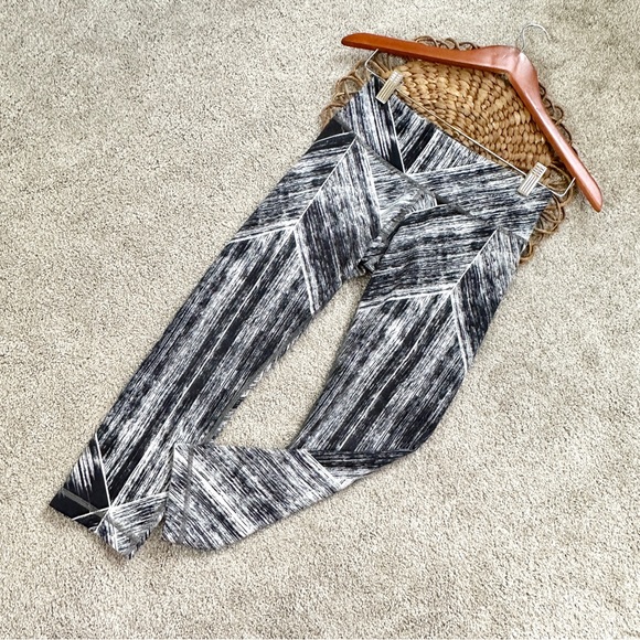 Lululemon Wunder Under Crop II Full-On Luon Heat Wave White Black Size 4 - Picture 4 of 13